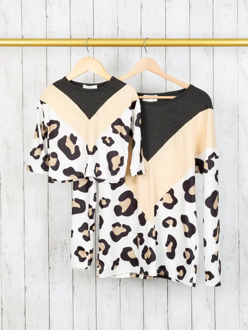 Colorblocked Leopard Shirt Set For Mom And Daughter 1